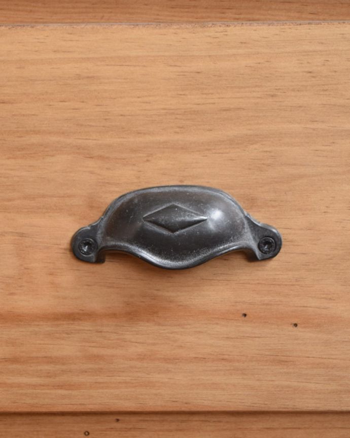 コントワールドファミーユ アンティーク風 コントワール・ド・ファミーユの ローチェスト。パインの明るい色に黒い取っ手がアクセントになります。(cff-03)