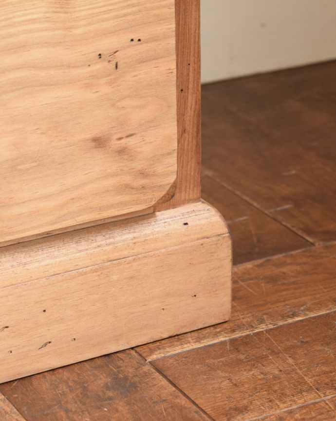 コントワールドファミーユ アンティーク風 コントワール・ド・ファミーユの ローチェスト。しっかりとした脚があるので、安定感もバツグンです。(cff-03)