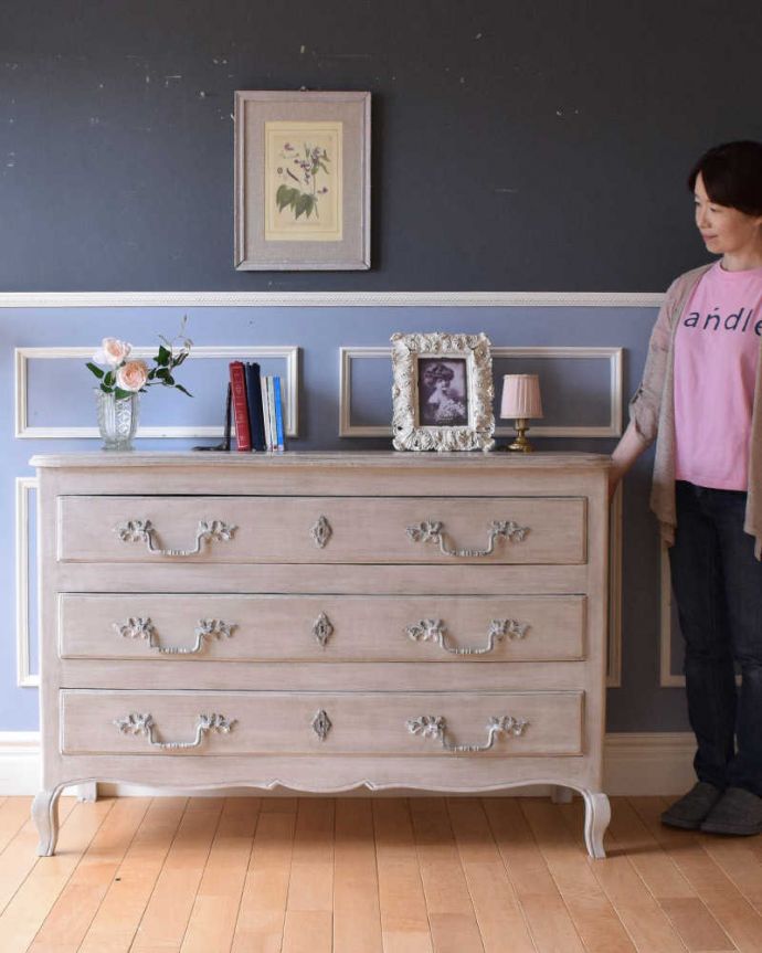 アンティーク風の家具　アンティーク風　フランスから届いたホワイトのアンティーク風チェスト（chest of drawers Avril）。お部屋を彩ってくれるアンティーク風家具とっても可愛いデザインのチェストはフランスらしい華やかな彫りのデザイン。(cff-1001)