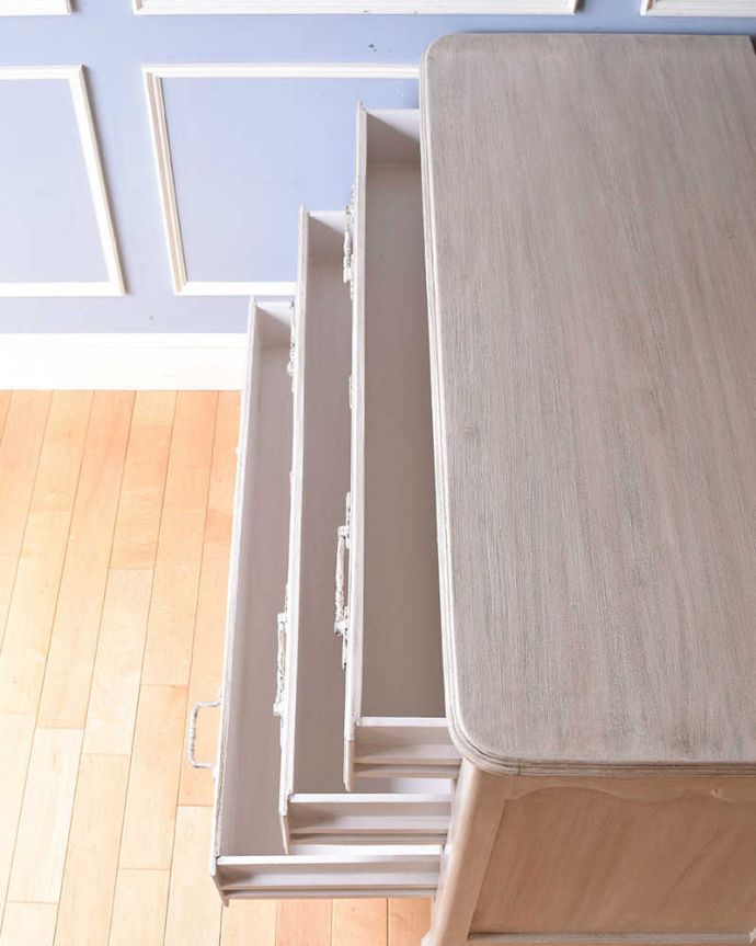 アンティーク風の家具　アンティーク風　フランスから届いたホワイトのアンティーク風チェスト（chest of drawers Avril）。便利な引き出し付き引き出しが３杯付いています。(cff-1001)