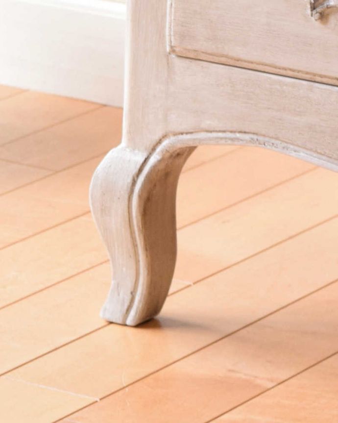 アンティーク風の家具　アンティーク風　フランスから届いたホワイトのアンティーク風チェスト（chest of drawers Avril）。女性１人でラクラク運べちゃうんですHandleの家具は、脚の裏にフェルトキーパーをお付けしています。(cff-1001)