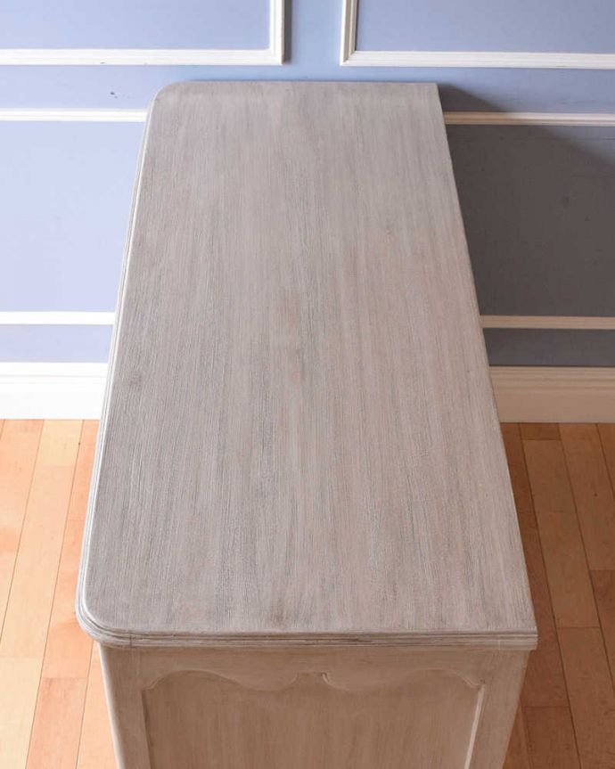 アンティーク風の家具　アンティーク風　フランスから届いたホワイトのアンティーク風チェスト（chest of drawers Avril）。上から見ると何を置いても素敵に魅せてくれる力があります。(cff-1001)