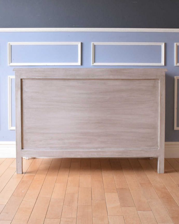 アンティーク風の家具　アンティーク風　フランスから届いたホワイトのアンティーク風チェスト（chest of drawers Avril）。後ろから見ると･･･ぜひ後ろ姿を見て欲しい！って思うくらいキュートな後ろ姿にドキドキです。(cff-1001)