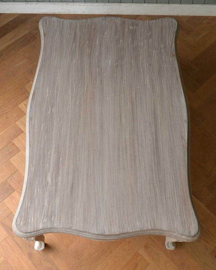 カブリオールレッグ　アンティーク風　フランスから届いたペイントのアンティーク風コーヒーテーブル（Law Table Comaine）。何を置こうかな･･･？上から見ると、天板はこんな感じ。(cff-1004)