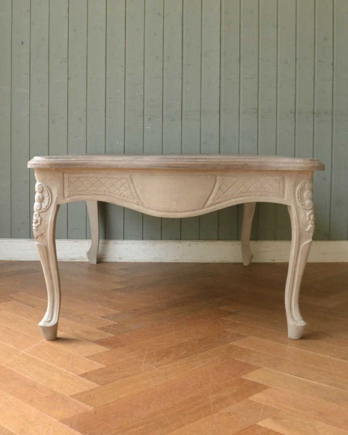 カブリオールレッグ　アンティーク風　フランスから届いたペイントのアンティーク風コーヒーテーブル（Law Table Comaine）。横から見ても素敵なんです実は横も自慢したくなっちゃうくらい。(cff-1004)