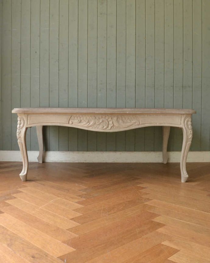 カブリオールレッグ　アンティーク風　フランスから届いたペイントのアンティーク風コーヒーテーブル（Law Table Comaine）。フランスらしい可愛さどの角度から見ても優雅なフランスらしいシルエットが魅力なんです。(cff-1004)