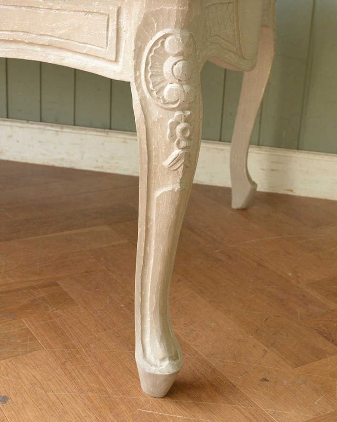 カブリオールレッグ　アンティーク風　フランスから届いたペイントのアンティーク風コーヒーテーブル（Law Table Comaine）。持ち上げなくても移動できます！脚の裏にフェルトキーパーをお付けしていますので、持ち上げなくても床を滑らせて移動させることが出来ます。(cff-1004)