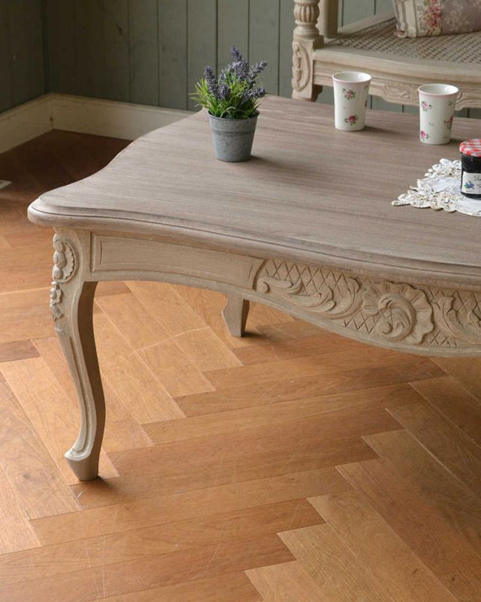 カブリオールレッグ　アンティーク風　フランスから届いたペイントのアンティーク風コーヒーテーブル（Law Table Comaine）。見た目でも楽しめますまるでおとぎ話の中から飛び出てきたような、女性だったら誰もが憧れちゃうアンティーク風家具です。(cff-1004)