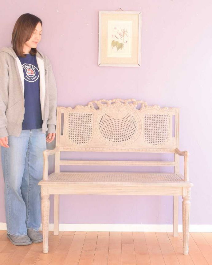 アンティーク風の椅子　アンティーク風　フレンチシャビーなペイントにお花の彫が可愛いコクシグルのアンティーク風ベンチ。見るだけでうっとり･･･実際に座ってうっとり･･･フランスらしい優雅なデザインのウィンドウチェア。(cff-1005)