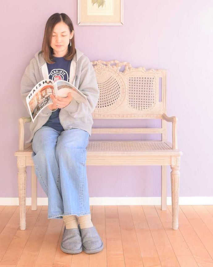 アンティーク風の椅子　アンティーク風　フレンチシャビーなペイントにお花の彫が可愛いコクシグルのアンティーク風ベンチ。1人だけじゃなく2人で座れるから人気1人はもちろん、2人でも座れるところがベンチの魅力。(cff-1005)