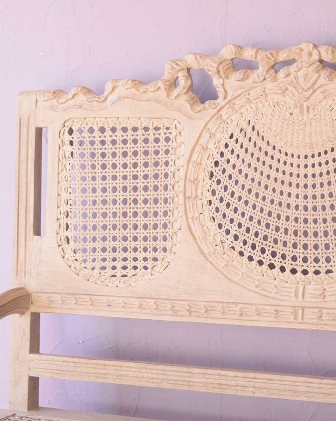 アンティーク風の椅子　アンティーク風　フレンチシャビーなペイントにお花の彫が可愛いコクシグルのアンティーク風ベンチ。フランスらしい可愛いデザインリボンのデザインがとっても可愛い〜編み座と彫りをあわせたデザインはフランスらしくてさすがです。(cff-1005)