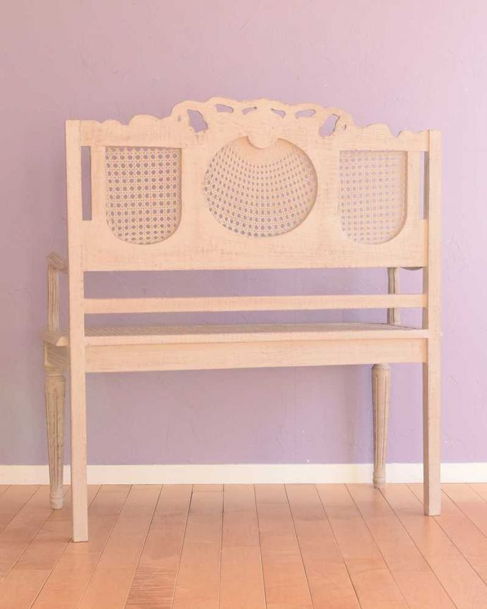 アンティーク風の椅子　アンティーク風　フレンチシャビーなペイントにお花の彫が可愛いコクシグルのアンティーク風ベンチ。後ろから見ると･･･ぜひ後ろ姿を見て欲しい！って思うくらいキュートな後ろ姿にドキドキです。(cff-1005)