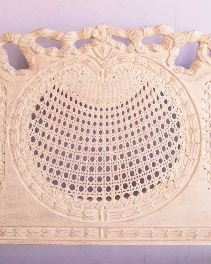 アンティーク風の椅子　アンティーク風　フレンチシャビーなペイントにお花の彫が可愛いコクシグルのアンティーク風ベンチ。まるでアンティークのような装飾華やか装飾はまるでアンティーク家具の彫りを見ているかのようなデザイン。(cff-1005)