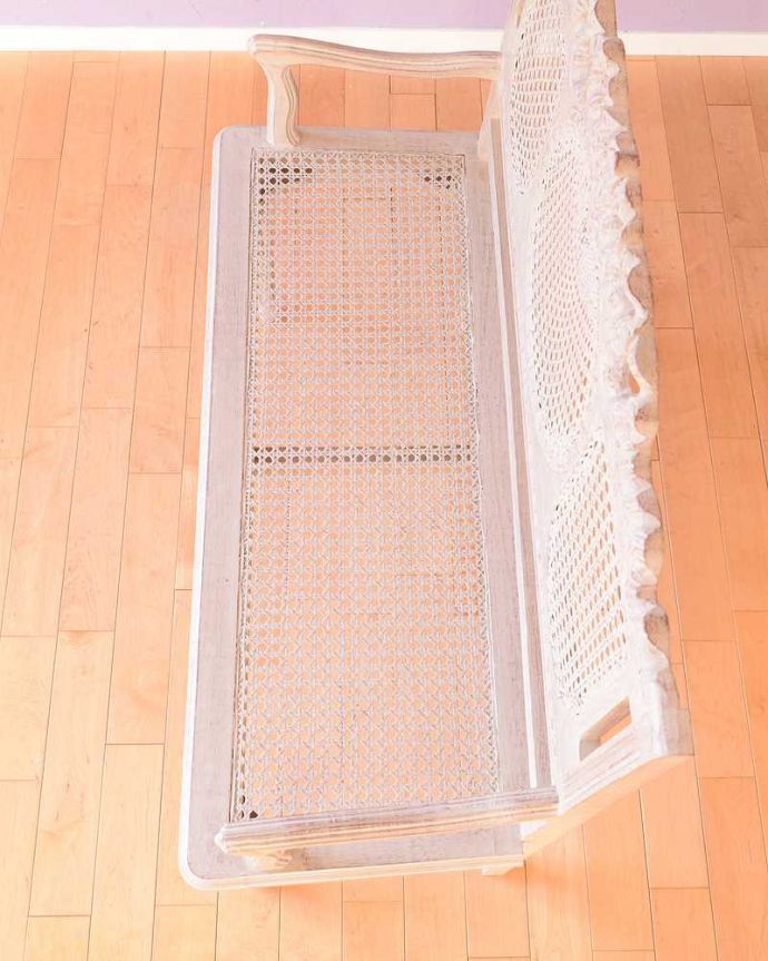 アンティーク風の椅子　アンティーク風　フレンチシャビーなペイントにお花の彫が可愛いコクシグルのアンティーク風ベンチ。美しすぎる編み込みの模様にうっとり編み座の椅子は掛け心地が優しいんです。(cff-1005)