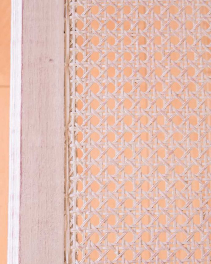 アンティーク風の椅子　アンティーク風　フレンチシャビーなペイントにお花の彫が可愛いコクシグルのアンティーク風ベンチ。近づいて見てみると…こんな感じでとても細かい網目なんです。(cff-1005)