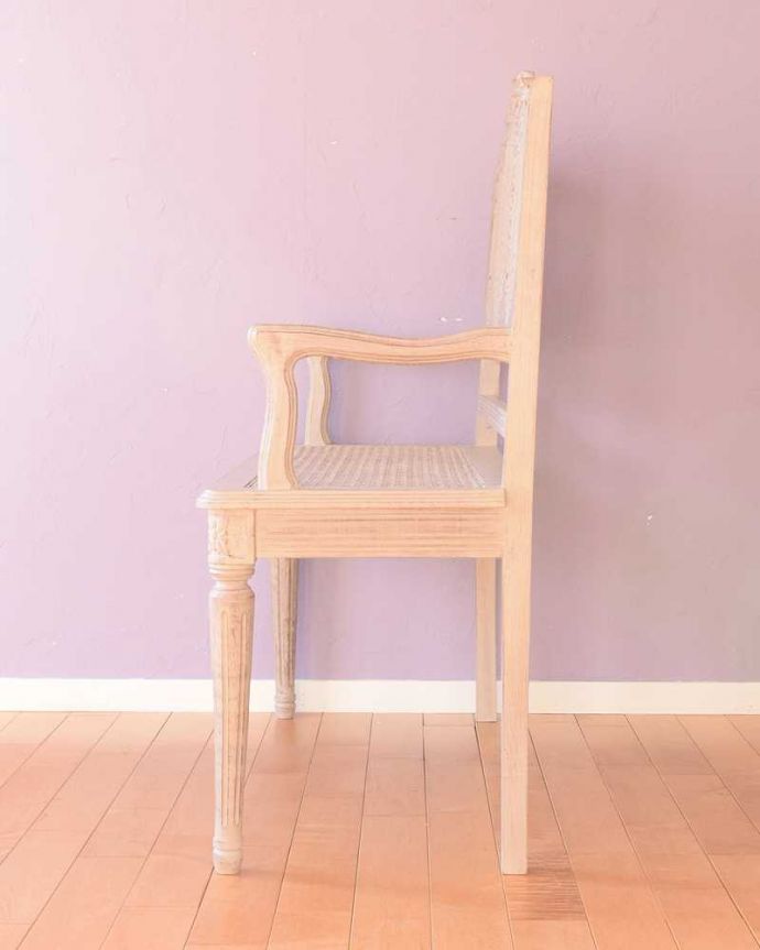 アンティーク風の椅子　アンティーク風　フレンチシャビーなペイントにお花の彫が可愛いコクシグルのアンティーク風ベンチ。横から見ても素敵なんです実は横も自慢したくなっちゃうくらい。(cff-1005)