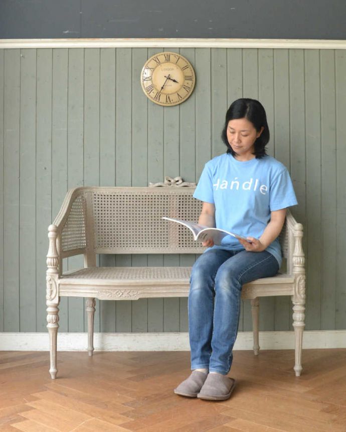アンティーク風の椅子　アンティーク風　フランスらしい編み座のソファ（Caned Bench with Arms Causeuse）。うっとりするくらい美しいフォルム。(cff-1006)