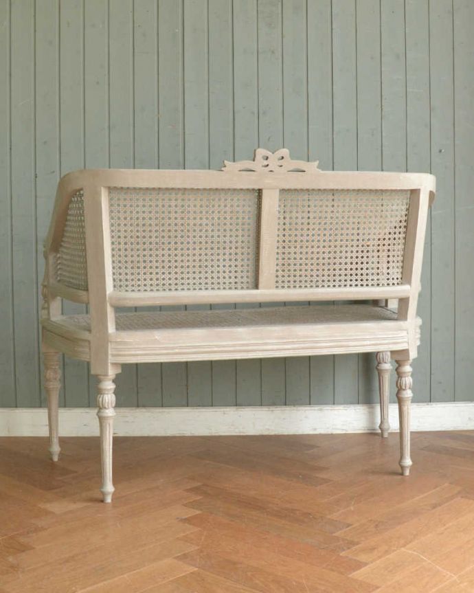 アンティーク風の椅子　アンティーク風　フランスらしい編み座のソファ（Caned Bench with Arms Causeuse）。後ろ姿からも感じられる気品後ろ姿も可愛いく仕上がっています。(cff-1006)