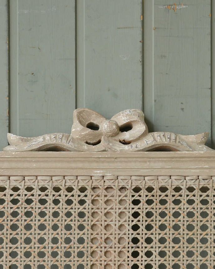 アンティーク風の椅子　アンティーク風　フランスらしい編み座のソファ（Caned Bench with Arms Causeuse）。フランスらしい彫りのデザイン一瞬でお姫様気分にしてくれるデザインが一番のポイント。(cff-1006)