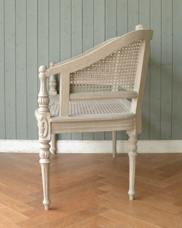 アンティーク風の椅子　アンティーク風　フランスらしい編み座のソファ（Caned Bench with Arms Causeuse）。横から見ても素敵なんです実は横も自慢したくなっちゃうくらい。(cff-1006)