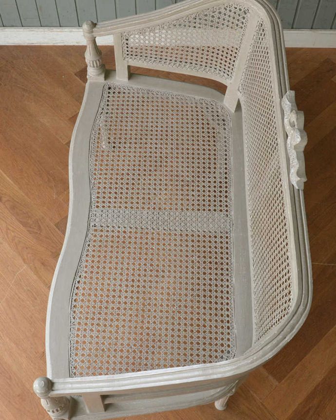 アンティーク風の椅子　アンティーク風　フランスらしい編み座のソファ（Caned Bench with Arms Causeuse）。編み座の椅子は掛け心地が優しいので、長時間座っても疲れません。(cff-1006)