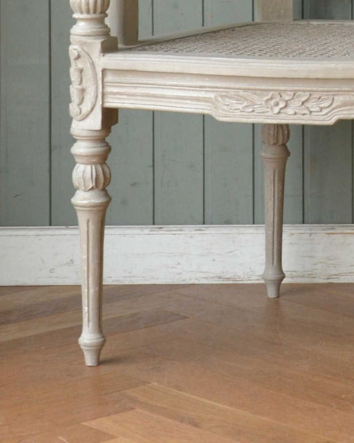 アンティーク風の椅子　アンティーク風　フランスらしい編み座のソファ（Caned Bench with Arms Causeuse）。床を滑らせて移動出来ますHandleの家具は、脚の裏にフェルトキーパーをお付けしています。(cff-1006)