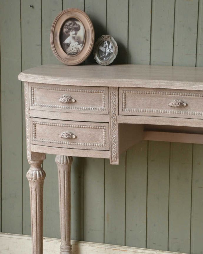 アンティーク風の家具　アンティーク風　フランスから届いたペイントのアンティーク風デスク（Dresing table Mme Bovary)。見た目でも楽しめます女性らしく素敵なデザインなので、置くだけでワクワクしてしまう家具。(cff-1009)