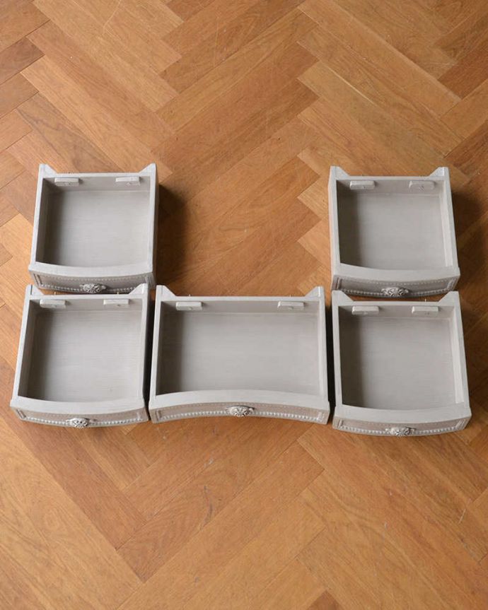 アンティーク風の家具　アンティーク風　フランスから届いたペイントのアンティーク風デスク（Dresing table Mme Bovary)。便利な引き出し付き引き出しが５杯付いています。(cff-1009)