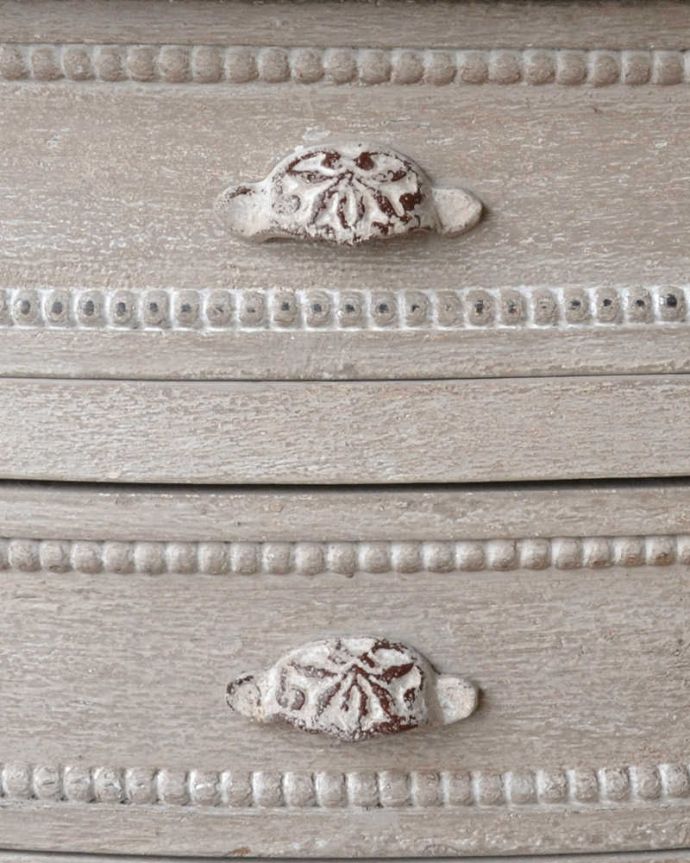 アンティーク風の家具　アンティーク風　フランスから届いたペイントのアンティーク風デスク（Dresing table Mme Bovary)。開ける度にワクワクさりげなく施してある彫りの細かさ。(cff-1009)