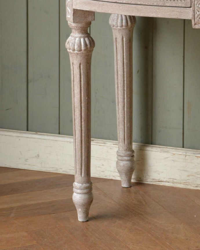 アンティーク風の家具　アンティーク風　フランスから届いたペイントのアンティーク風デスク（Dresing table Mme Bovary)。持ち上げなくても移動できます！Handleでは、脚の裏にフェルトキーパーをお付けしていますので、床を滑らせてれば移動が簡単です。(cff-1009)