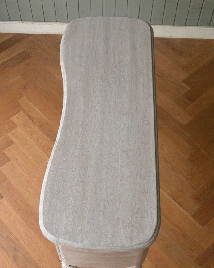 アンティーク風の家具　アンティーク風　フランスから届いたペイントのアンティーク風デスク（Dresing table Mme Bovary)。いろんなことに使って下さい。(cff-1009)