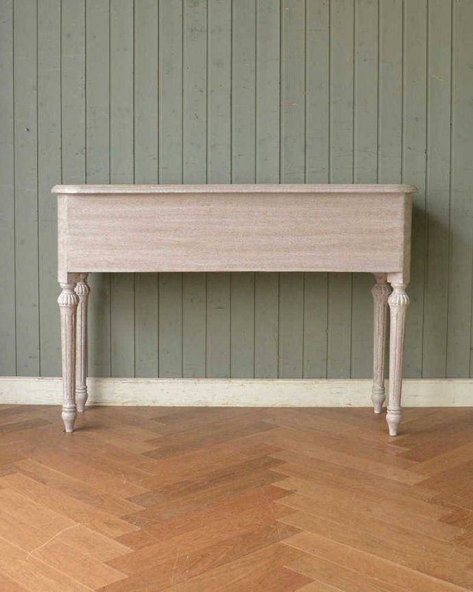 アンティーク風の家具　アンティーク風　フランスから届いたペイントのアンティーク風デスク（Dresing table Mme Bovary)。後ろから見ると･･･ぜひ後ろ姿を見て欲しい！って思うくらいキュートな後ろ姿にドキドキです。(cff-1009)