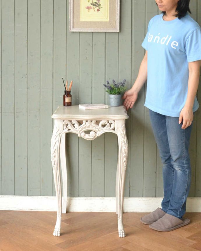 アンティーク風の家具 アンティーク風 フランスらしい彫の美しさにうっとり…ホワイトペイントのサイドテーブル(Pedestal Table Gazelle)。フランスらしい優雅さたっぷりのテーブルとっても可愛いデザインのオケージョナルテーブルはフランスらしい華やかな彫りのデザイン。(cff-1011)