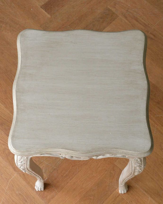 アンティーク風の家具 アンティーク風 フランスらしい彫の美しさにうっとり…ホワイトペイントのサイドテーブル(Pedestal Table Gazelle)。上から見ると何を置いても素敵に魅せてくれる力があります。(cff-1011)