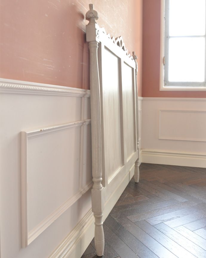 アンティーク風の家具　アンティーク風　アンティーク風家具、コクシグルのベッドヘッド（Bedrest Scenes Galantes）。横から見ても素敵なんです実は横も自慢したくなっちゃうくらい。(cff-1014)