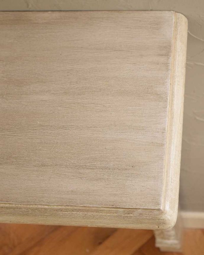 アンティーク風の家具　アンティーク風　フレンチアンティーク風のおしゃれな家具、フランスから届いたコンソールテーブル。近くで見ると･･･まるで本物のフランスアンティークのような風合いで仕上げた天板。(cff-1015)