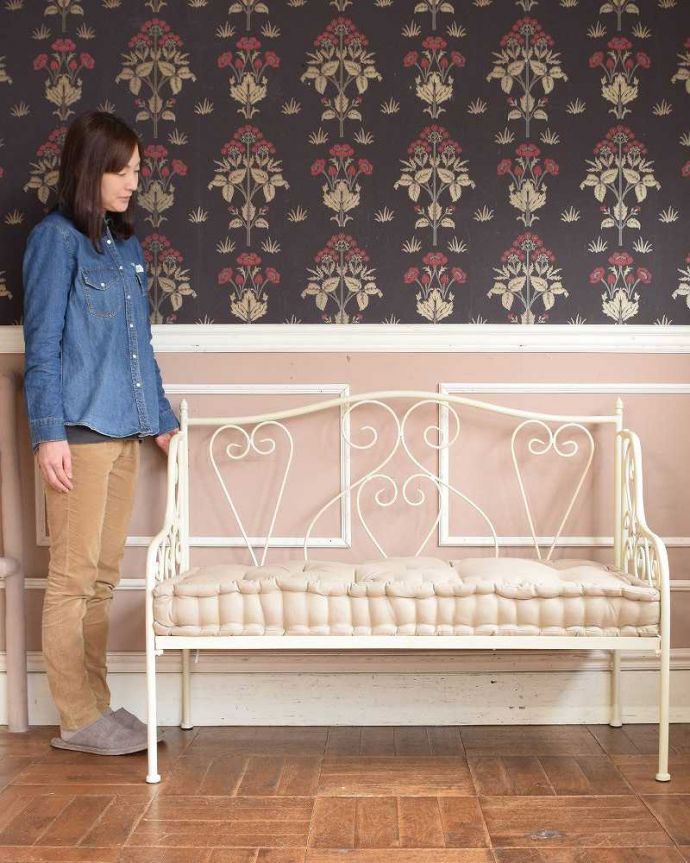 コントワールドファミーユ アンティーク風 憧れのフランスらしい雰囲気をお部屋で、コントワールドゥファミーユの2人掛けアイアンソファ。フランスらしい雰囲気たっぷりのアイアンソファアイアンのフレームにシートクッションを乗せるタイプがフランスらしいアイアンソファ。(cff-1017)