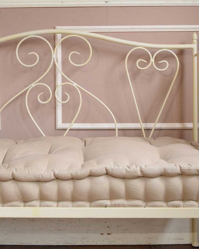 コントワールドファミーユ アンティーク風 憧れのフランスらしい雰囲気をお部屋で、コントワールドゥファミーユの2人掛けアイアンソファ。取り外し式のマット人気のヒミツの1つはこの取り替えが出来るマット。(cff-1017)