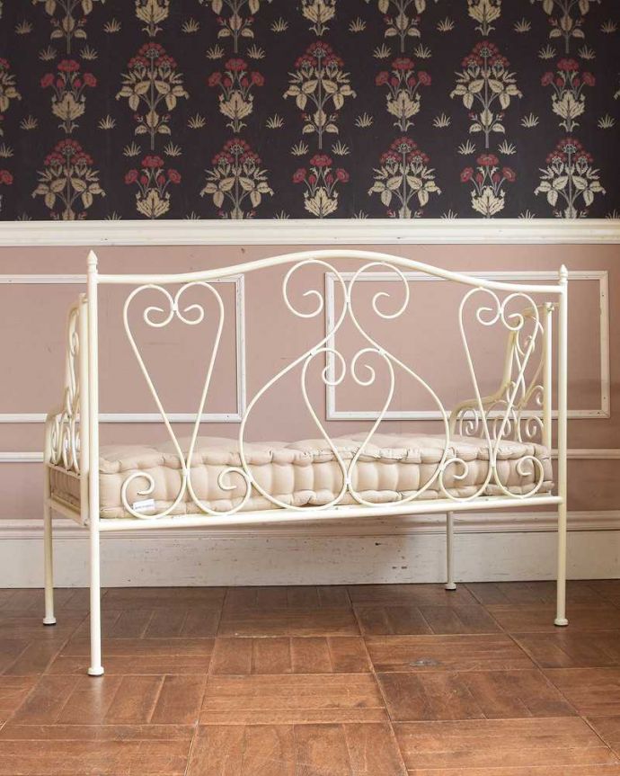 コントワールドファミーユ アンティーク風 憧れのフランスらしい雰囲気をお部屋で、コントワールドゥファミーユの2人掛けアイアンソファ。背中から見たデザインも可愛い!後ろから見ても、こんなに可愛い~。(cff-1017)