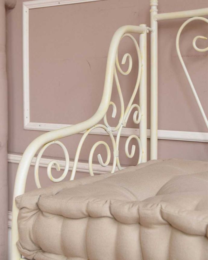 コントワールドファミーユ アンティーク風 憧れのフランスらしい雰囲気をお部屋で、コントワールドゥファミーユの2人掛けアイアンソファ。アーム部分も可愛いんですデザインの一部になっているアーム部分。(cff-1017)