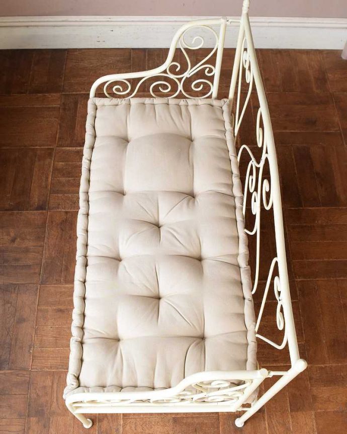 コントワールドファミーユ アンティーク風 憧れのフランスらしい雰囲気をお部屋で、コントワールドゥファミーユの2人掛けアイアンソファ。広々とした座面座面は広めなので、ゆったりと座ってくつろぐことが出来ます。(cff-1017)