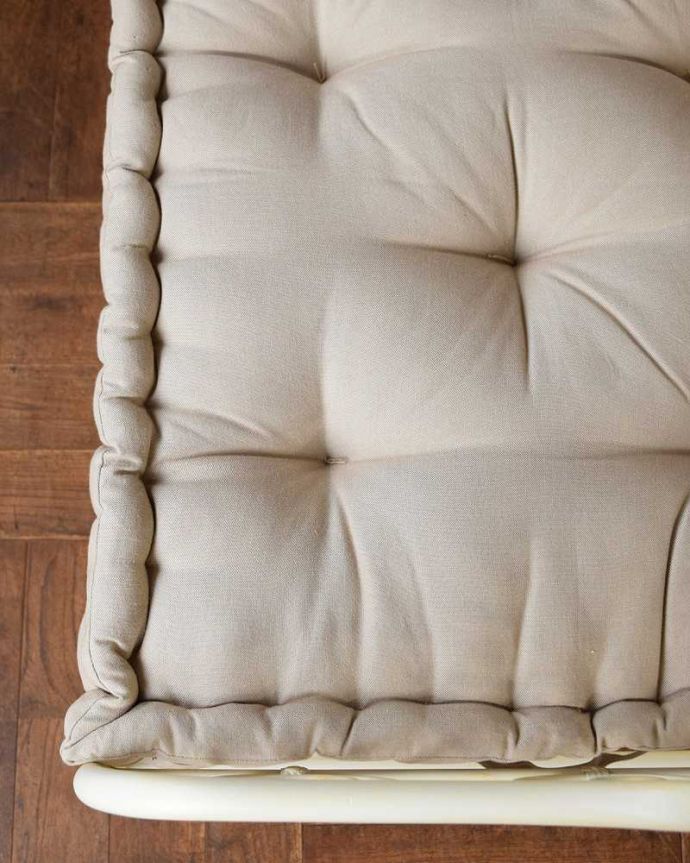 コントワールドファミーユ アンティーク風 憧れのフランスらしい雰囲気をお部屋で、コントワールドゥファミーユの2人掛けアイアンソファ。座面の生地はこんな感じですしっかりとしたシートクッションが乗せられた座面です。(cff-1017)