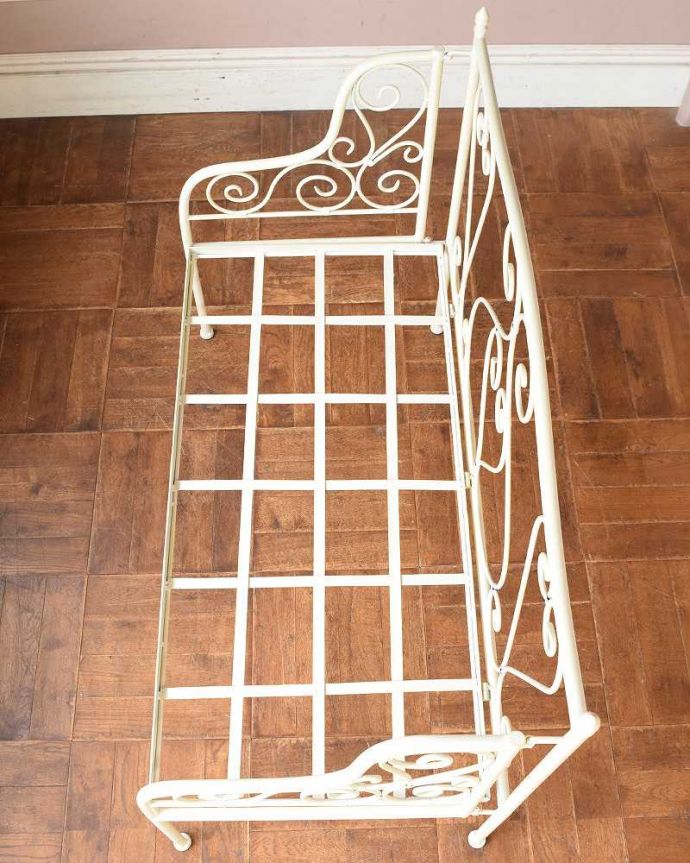 コントワールドファミーユ アンティーク風 憧れのフランスらしい雰囲気をお部屋で、コントワールドゥファミーユの2人掛けアイアンソファ。座クッションを取ると・・・クッションが取り外し出来るので、とっても便利。(cff-1017)