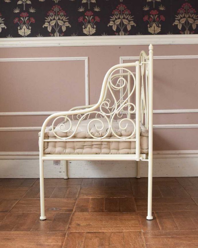 コントワールドファミーユ アンティーク風 憧れのフランスらしい雰囲気をお部屋で、コントワールドゥファミーユの2人掛けアイアンソファ。横から見ると・・・どこから見ても可愛い緩やかなカーブを描いたアイアンが優しい女性らしい雰囲気です。(cff-1017)