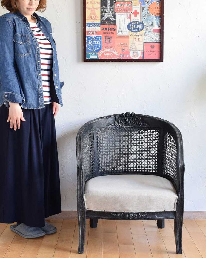 アンティーク風の椅子 アンティーク風 ゆったりくつろげるお花の彫刻が可愛い、フランスのアーム付きコクシグルのチェア。フランスらしい優雅さたっぷりのサロンチェア見た目がオシャレなフランスらしいサロンチェア。(cff-1022)