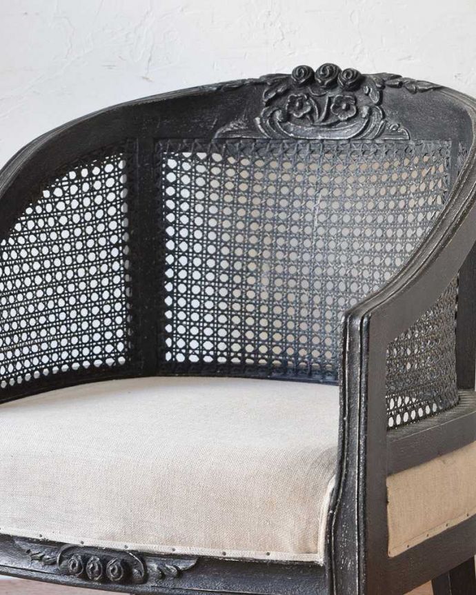 アンティーク風の椅子 アンティーク風 ゆったりくつろげるお花の彫刻が可愛い、フランスのアーム付きコクシグルのチェア。うっとりするくらい美しいフォルム。(cff-1022)