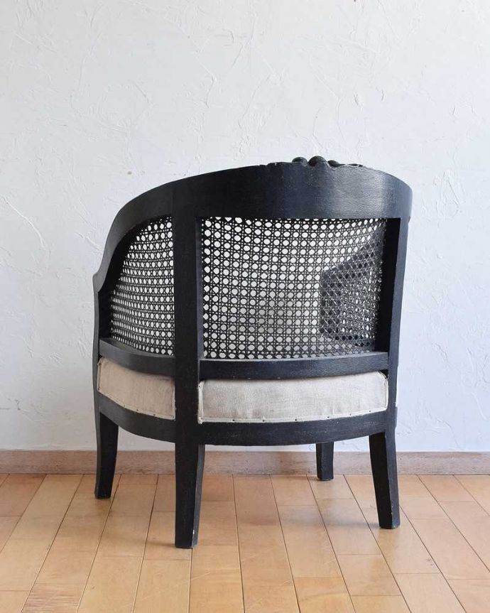 アンティーク風の椅子 アンティーク風 ゆったりくつろげるお花の彫刻が可愛い、フランスのアーム付きコクシグルのチェア。後ろ姿からも感じられる気品背もたれが編み込みになっているので、後ろ姿も優雅な雰囲気。(cff-1022)