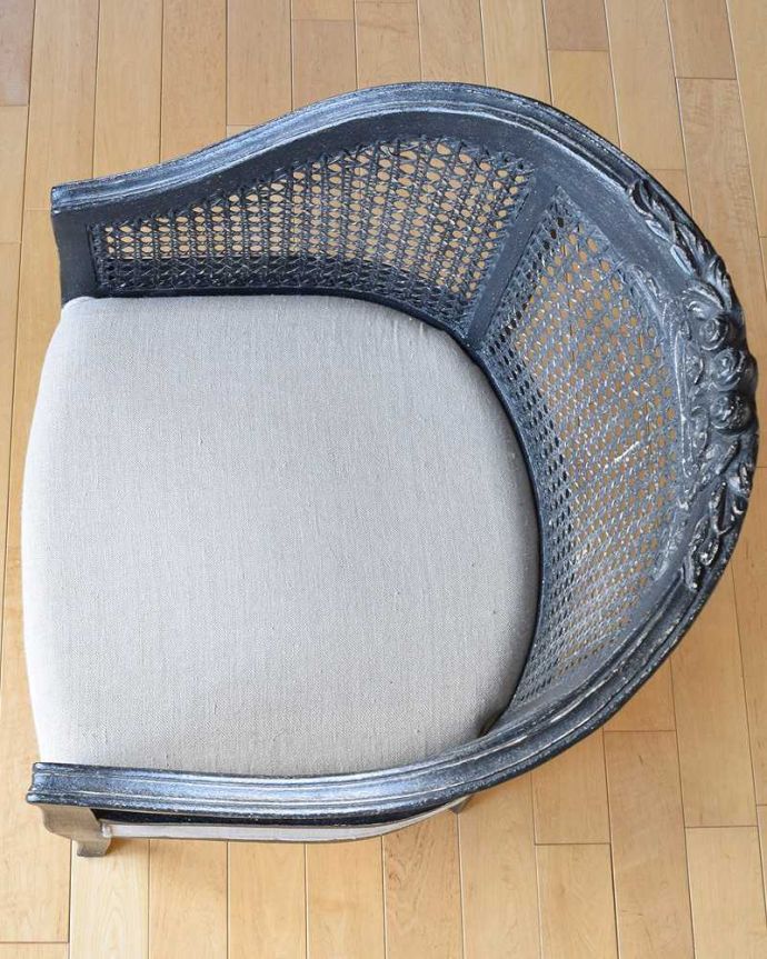 アンティーク風の椅子 アンティーク風 ゆったりくつろげるお花の彫刻が可愛い、フランスのアーム付きコクシグルのチェア。広々とした座面少し大きめのサロンチェアの座面。(cff-1022)