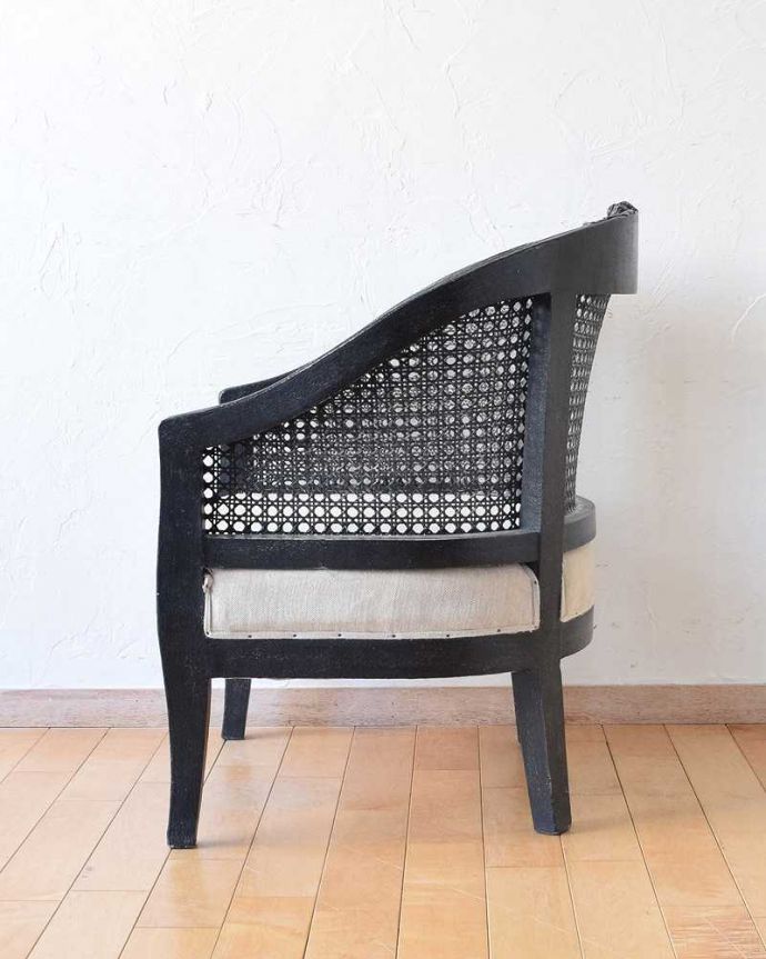 アンティーク風の椅子 アンティーク風 ゆったりくつろげるお花の彫刻が可愛い、フランスのアーム付きコクシグルのチェア。横から見ると・・・グルッと360度、どこから見ても優雅なシルエット。(cff-1022)