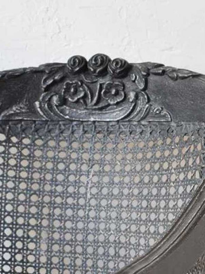 アンティーク風の椅子 アンティーク風 ゆったりくつろげるお花の彫刻が可愛い、フランスのアーム付きコクシグルのチェア。見た目でも楽しめます女性らしく素敵なデザインなので、お部屋に置くだけでワクワクしてしまう椅子。(cff-1022)